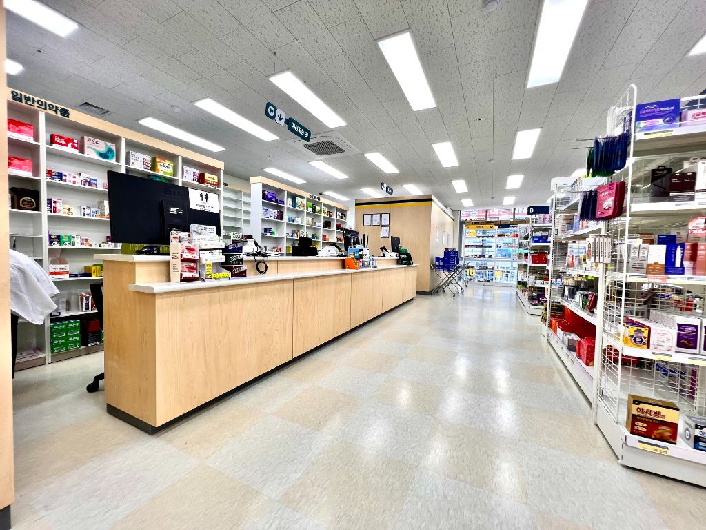 약사 카운터 및 진열대