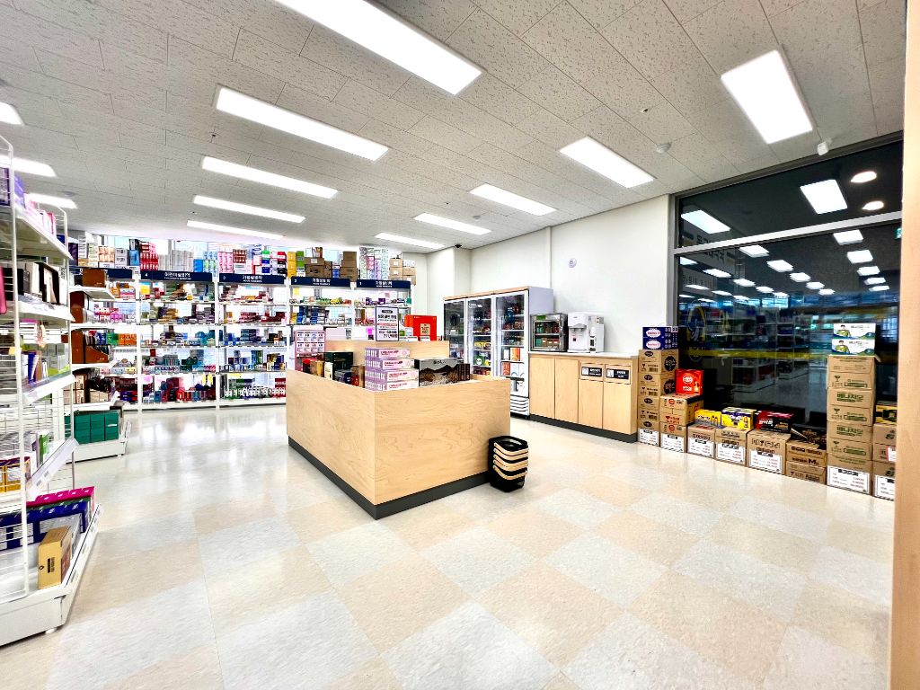 돌고래약국 내부 전경